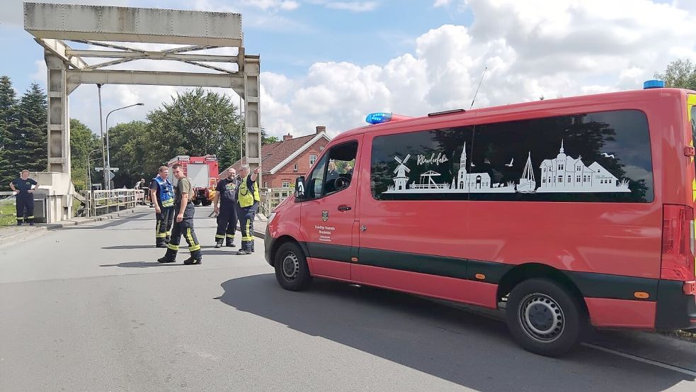 Die Feuerwehr war am Montag an der Rabenbrücke in Potshausen im Einsatz. Foto: Clarissa Scherzer