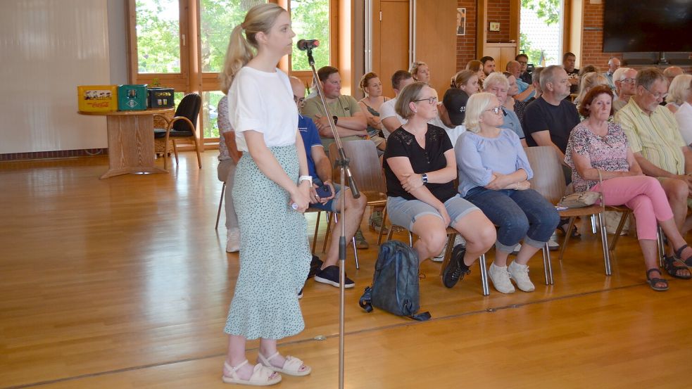 Die junge Mutter Greta Niemeyer aus Strücklingen stellte in der Bürgerfragestunde eindringlich die Frage, ob der Zeitplan beim Neubau der Kita eingehalten werden könne? Foto: Astrid Fertig