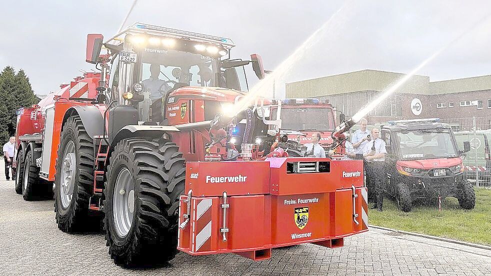 Beim Kreisfeuerwehrfest, das anlässlich des 150-jährigen Bestehens der Stützpunktfeuerwehr in Westrhauderfehn gefeiert wird, wird auch der Super-Traktor der Feuerwehr Wiesmoor präsentiert. Das Fahrzeug versorgt bei Einsätzen andere Löschfahrzeuge mit Wasser. Archivfoto: Nicole Böning