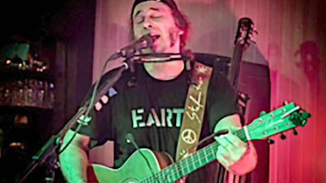 Als „Deutschlands bester Neil Young“ tritt Sänger und Bassist Stefan Keil am Sonntag von 15 bis 17 Uhr auf der Kulturbühne am Rhauderfehner Marktplatz auf. Foto: privat