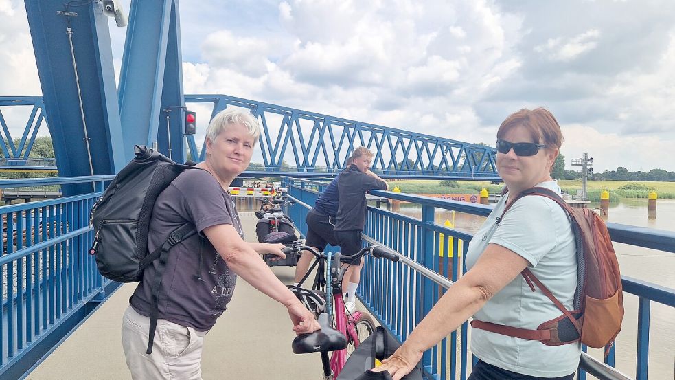 Silke Westfahl und Sabine Schulze haben geduldig vor der Schranke gewartet. Da schloss sich die Brücke plötzlich doch noch und sie konnten die Ems passieren. Foto: Tatjana Gettkowski