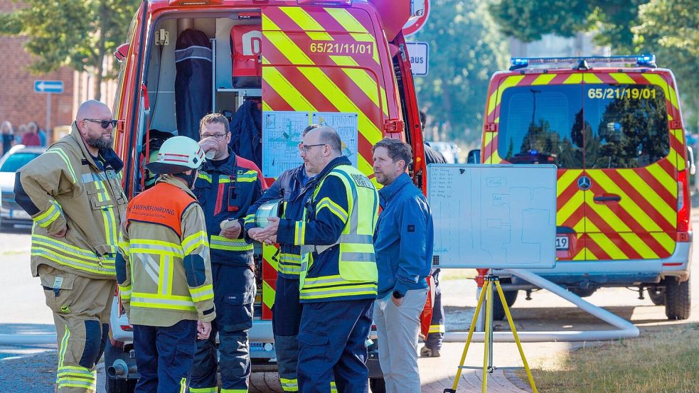 In der Spitze bekämpften etwa 90 Feuerwehrkräfte die Flammen. Foto: Jens Büttner