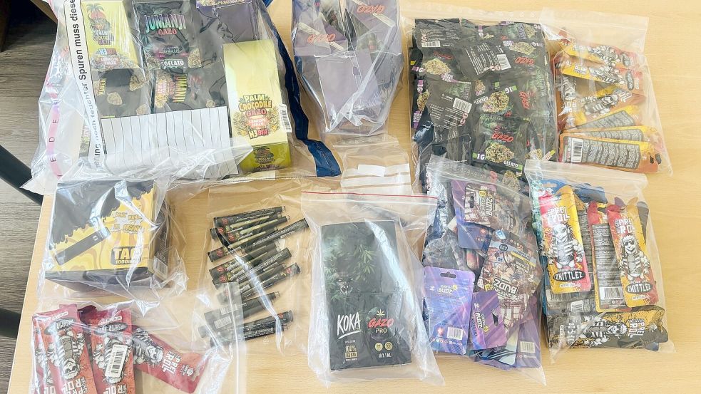 Im Rahmen von Durchsuchungen beschlagnahmten Ermittler am Mittwoch rund 2,7 Kilogramm verkaufsbereite Cannabis-Produkte - unter anderem Joints, Vapes und Kräutermischungen mit synthetischen Cannabinoiden. Foto: Polizei