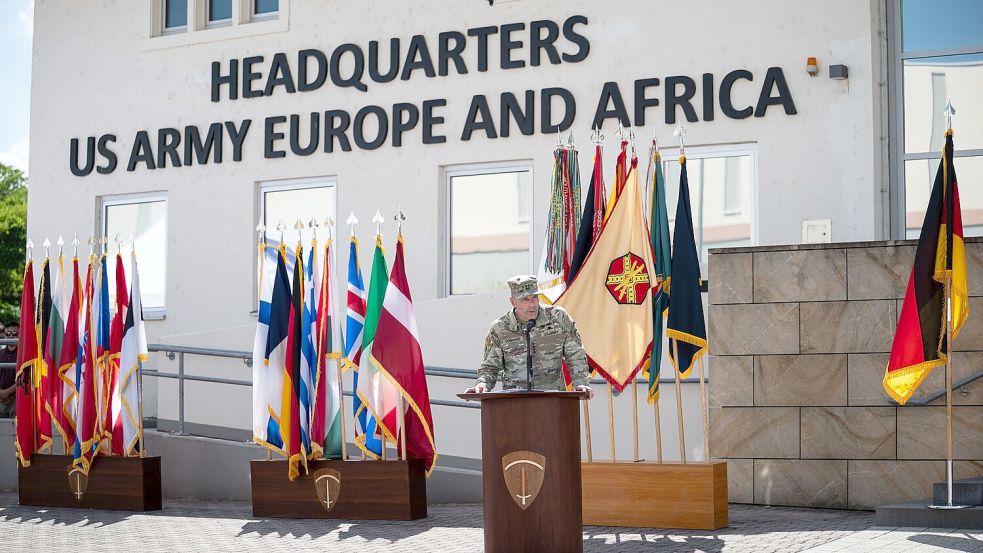 General Christopher Donahues Abschied am US-Militärstandort Wiesbaden geht feierlich im Freien über die Bühne. Foto: Hannes P. Albert/dpa