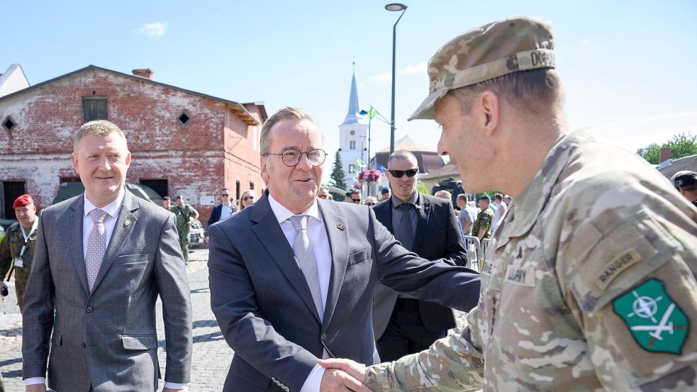 Verteidigungsminister Boris Pistorius (SPD) begrüßte US-General Christopher Donahue in Estland. Foto: Bernd von Jutrczenka