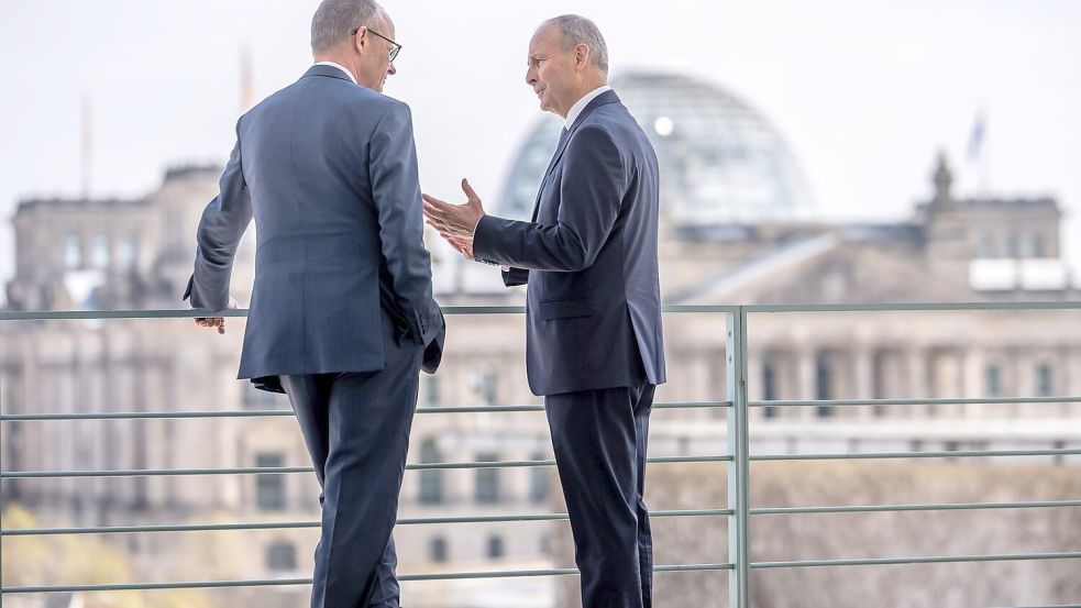 Der irische Regierungschef Micheál Martin (r) muss in den kommenden Monaten im Haushaltsstreit vermitteln. Kanzler Merz gibt sich bislang allerdings nicht besonders kompromissbereit. (Archivbild) Foto: Michael Kappeler/dpa