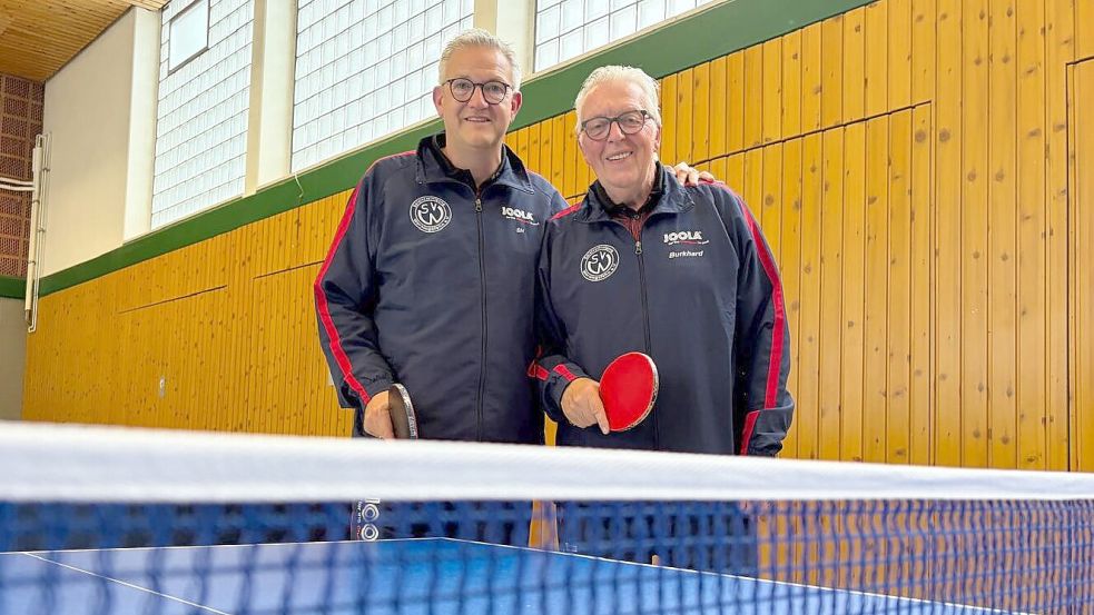 Sven Hinrichs (links) und Burkhard Schulz spielen seit 2002 zusammen Tischtennis beim SV Warsingsfehn. Nun möchten die beiden kürzer treten. Foto: Romy Jochens