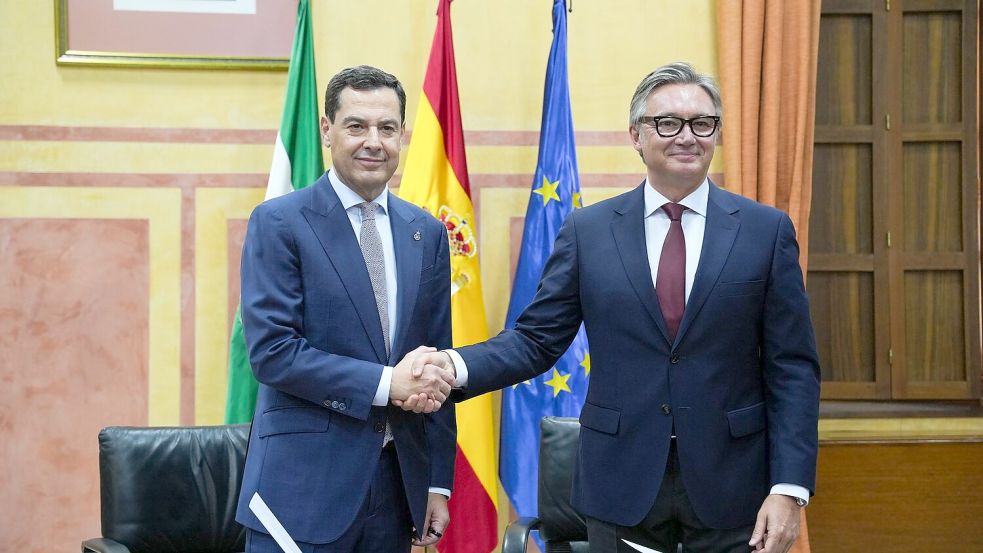Moreno (l) und Vox-Fraktionssprecher Manuel Gavira besiegeln ihre neue Koalitionsregierung in der bevölkerungsstärksten Region Spaniens. Foto: María José López/EUROPA PRESS