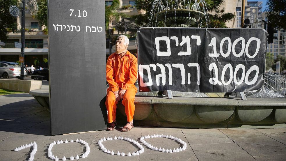 Ein Demonstrant mit einer Maske, die den israelischen Ministerpräsidenten Benjamin Netanjahu darstellt, während einer Protestkundgebung 1000 Tage nach dem beispiellosen Hamas-Überfall auf Israel am 7. Oktober 2023. Foto: Ohad Zwigenberg