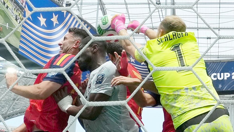 Torwart Schlager stand gegen Spanien oft im Mittelpunkt. Foto: Andre Penner