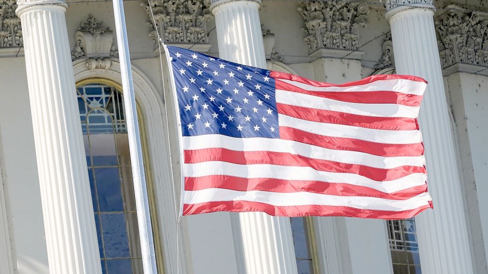 Die US-Hymne hat die Melodie des britischen Liedes „Anacreon in Heaven“. (Archivbild) Foto: Mariam Zuhaib/AP/dpa