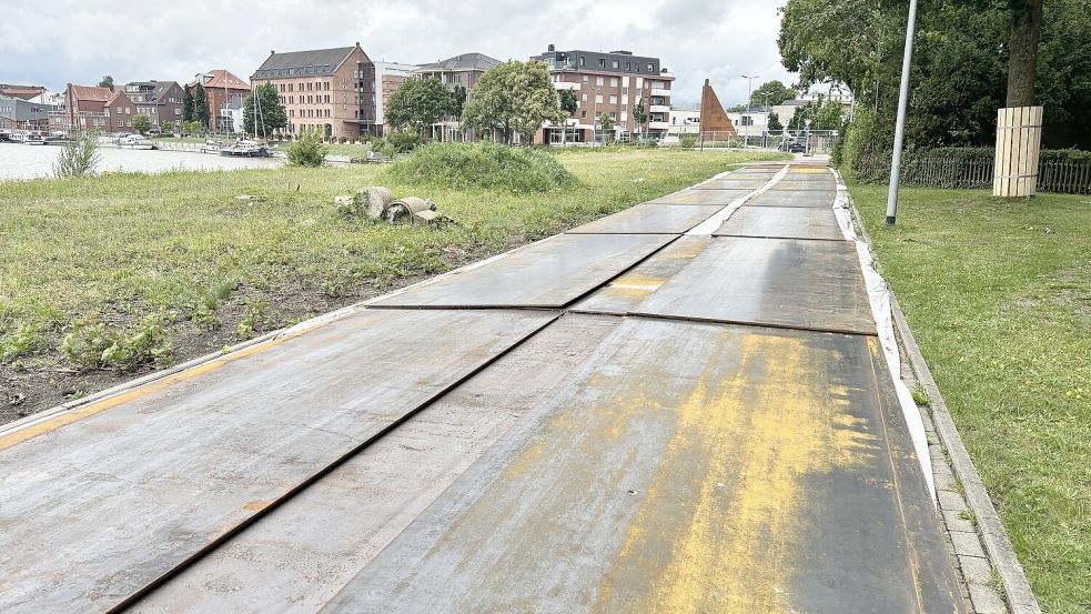 Die ersten Anzeichen für die Baustelle am Hafenkopf in Leer: Die Fahrradstraße „Am Hafenkopf“ ist gesperrt und mit Stahlplatten abgedeckt. Foto: Klaus Ortgies