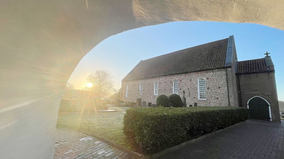 Die Kirche in Rhaude stammt aus dem Mittelalter. Foto: Dirk Hellmers/Archiv