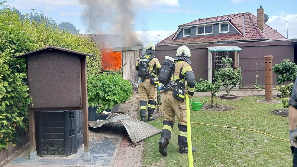 Unter Atemschutz bekämpfen Einsatzkräfte der Freiwilligen Feuerwehr Barßel den Brand im Geräteschuppen. Foto: Joachim Schulte/Feuerwehr