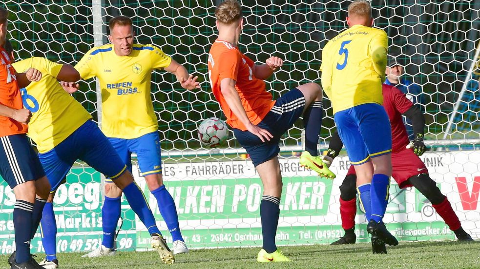 Tim Meiners (Mitte) erzielt hier für Holte in der Nachspielzeit den 2:2-Ausgleich gegen den SC Rhauderfehn/Langholt. Fotos: Hans Damm