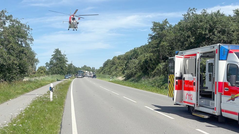 Auf der B 210 in Emden hat es einen schweren Motorradunfall gegeben. Ein Rettungshubschrauber war im Einsatz. Der Motorradfahrer ist am Mittwoch im Krankenhaus verstorben. Foto: Feuerwehr Emden