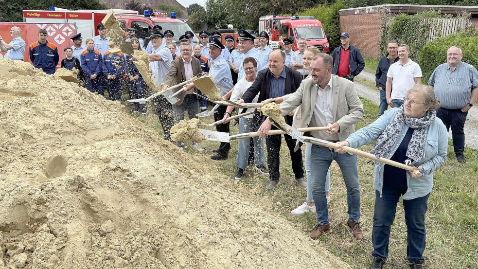 Im Beisein von Gästen und Mitgliedern der Feuerwehren Völlenerfehn und Völlen erfolgte der offizielle Spatenstich für den Neubau des Feuerwehrhauses für die beiden Ortsfeuerwehren. Foto: Carsten Ammermann