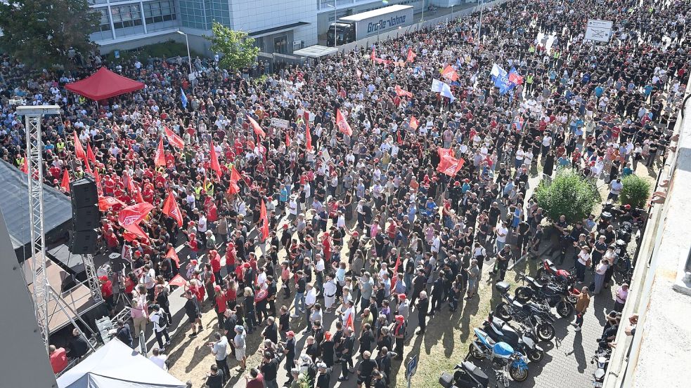 Tausende protestieren gegen den Sparkurs bei Mercedes-Benz. Foto: Bernd Weißbrod