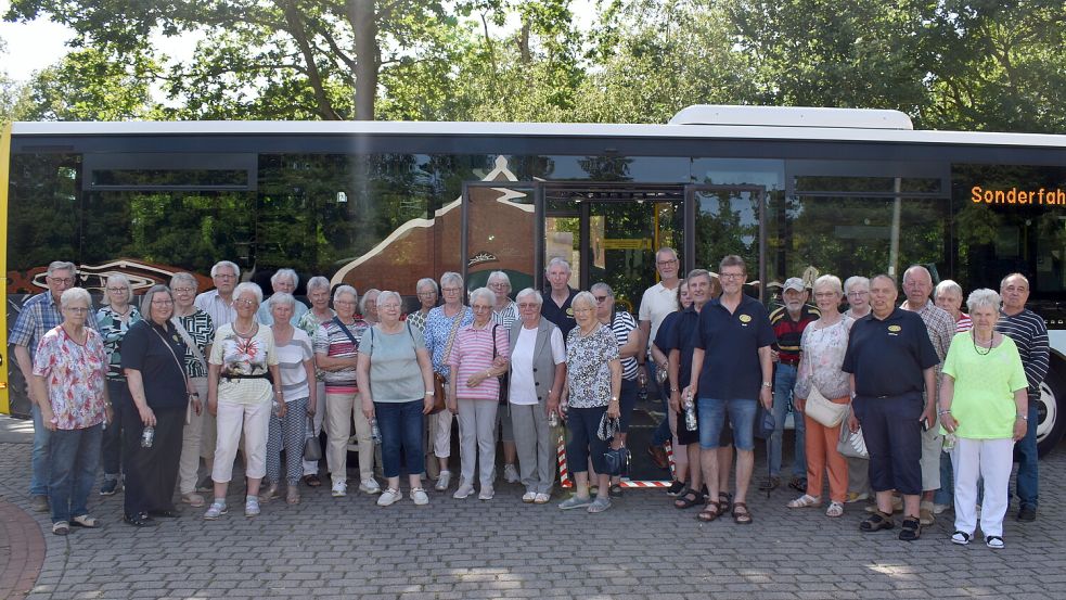 Nach der Rundfahrt durch die Gemeinde stellten sich die Teilnehmer beim Gulfhaus am Leda-Jümme-Weg zum Gruppenfoto auf. Fotos: Henrik Zein
