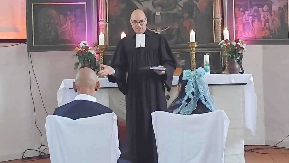Pastor Torben Weinz begleitet die Trauungen und Segnungen in Collinghorst – vieles ist geplant, manches entsteht spontan.