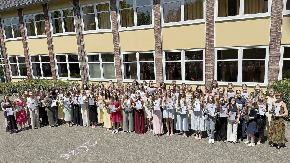 Die Abiturientinnen des Mariengymnasiums freuen sich über ihre Zeugnisse – der Jahrgang erreichte den besten Notendurchschnitt seit vielen Jahren. Foto: Mariengymnasium Papenburg