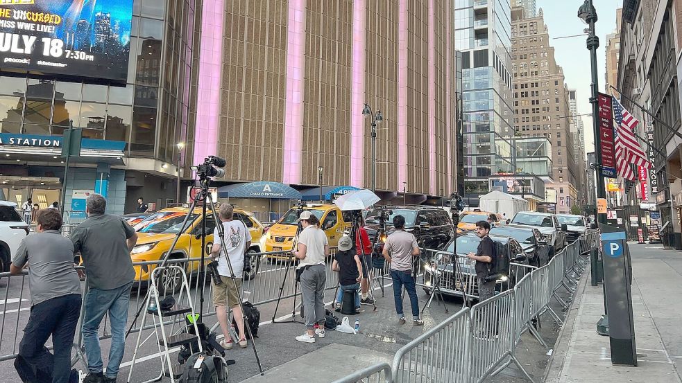 Journalisten, Fotografen und Schaulustige versammelten sich am Madison Square Garden. Foto: Christina Horsten
