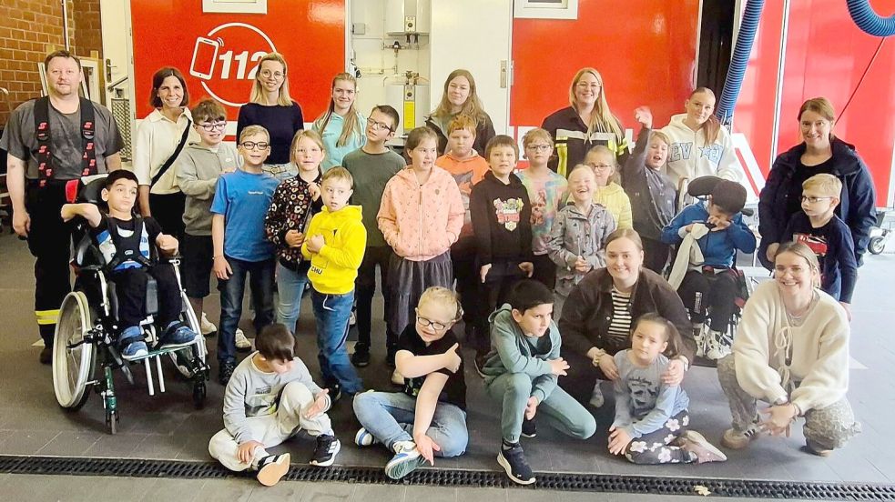 Die Schülerinnen und Schüler der Kooperationsklassen der Von-Velen-Schule (Außenstelle Werpeloh) besuchten die Feuerwehr Burlage und erlebten einen Tag voller Eindrücke. Fotos: privat