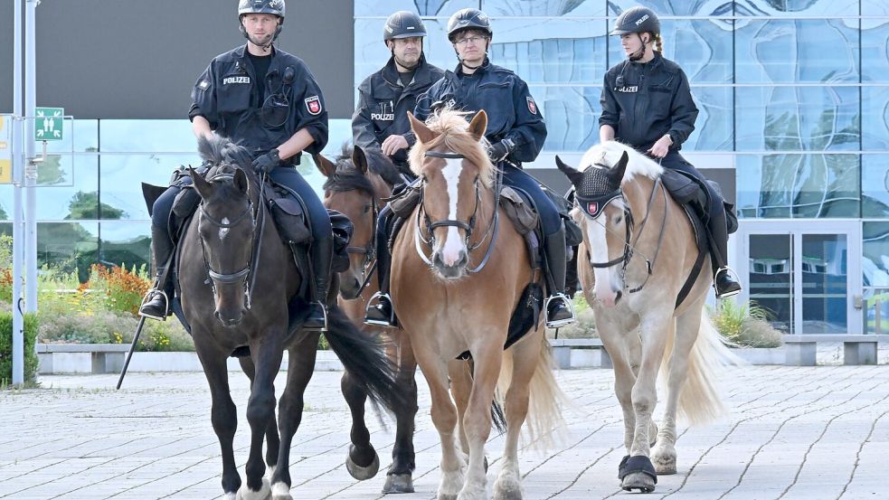 Polizei ist mit Pferden, Wasserwerfern und einer Reihe von Spezialteams im Einsatz. Foto: Martin Schutt/dpa