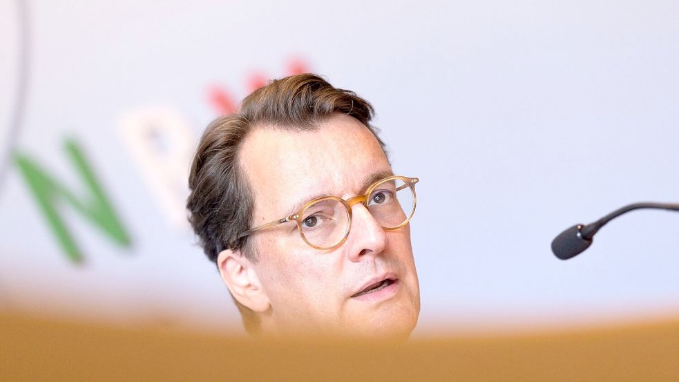 NRW-Ministerpräsident Hendrik Wüst (CDU) findet das Paket gut, hat aber eine kritische Anmerkung. Foto: Rolf Vennenbernd