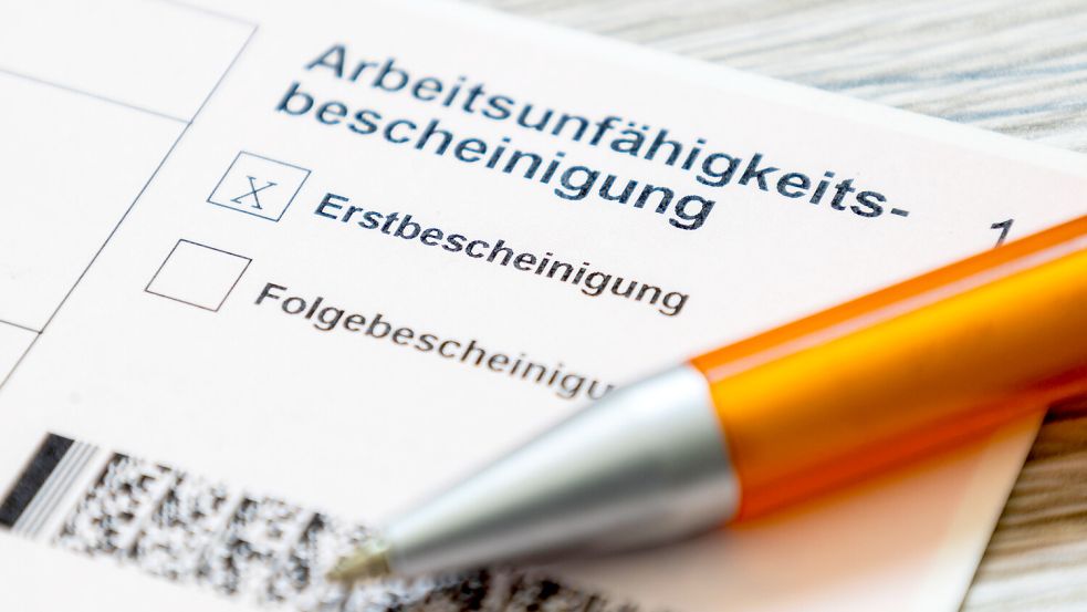 Beschäftigte sollen nach Willen der Regierung künftig ab dem ersten Abwesenheitstag eine ärztliche Krankschreibung vorlegen. Foto: dpa/CHROMORANGE