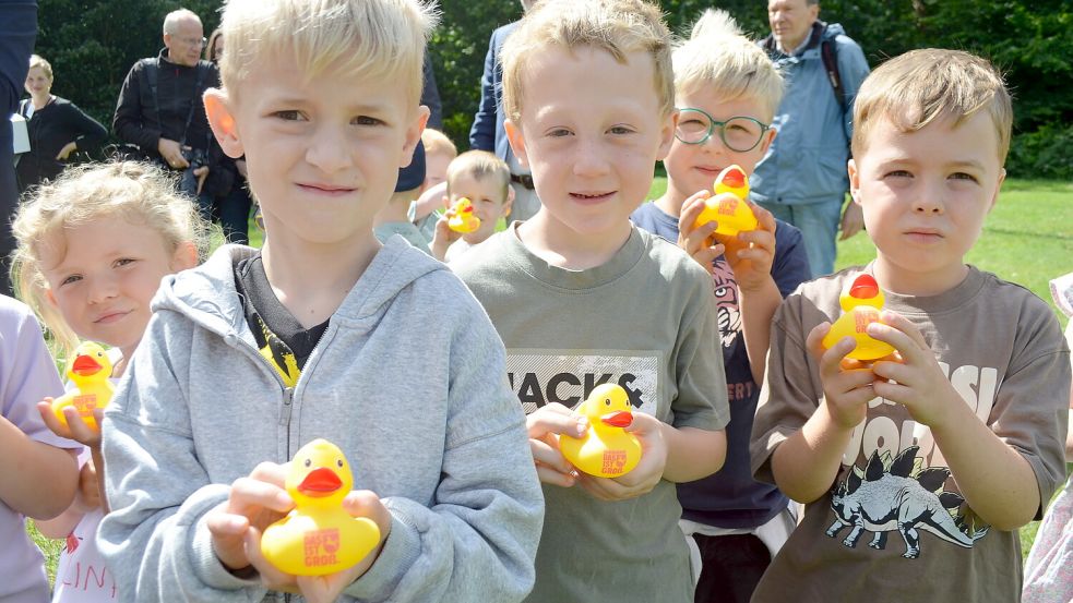 Die Saterfriesisch-Gruppe des Scharreler Kindergartens Unterm Regenbogen sang für den Ministerpräsidenten zur Begrüßung Lieder auf Seeltersk. Dafür bekamen die Kinder von ihm Schwimmenten geschenkt mit dem neuen Image-Slogan des Landes, "Niedersachsen. Das ist groß." als Aufdruck. Foto: Astrid Fertig