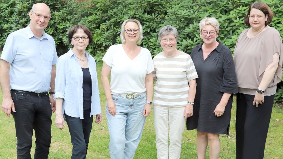 Der Vorstand von „Stöppkes“ (von links): Pastor Thomas Perzul, Ursula Nüdling, Judith Vey-Höwener, Mariechen Murra, Ruthhilde Vehn, Marion Groen. Foto: Hans Passmann