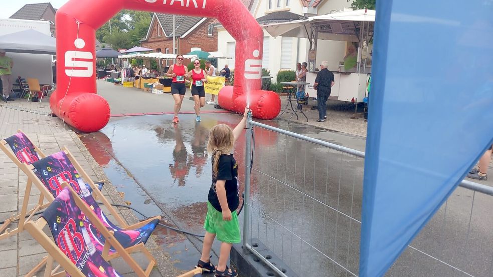 Eine kalte Wasserdusche im Zielbereich sorgte neben Rasensprengern und Getränkestationen auf der Strecke beim Bottermarktlauf für Abkühlung. Foto: Clarissa Scherzer