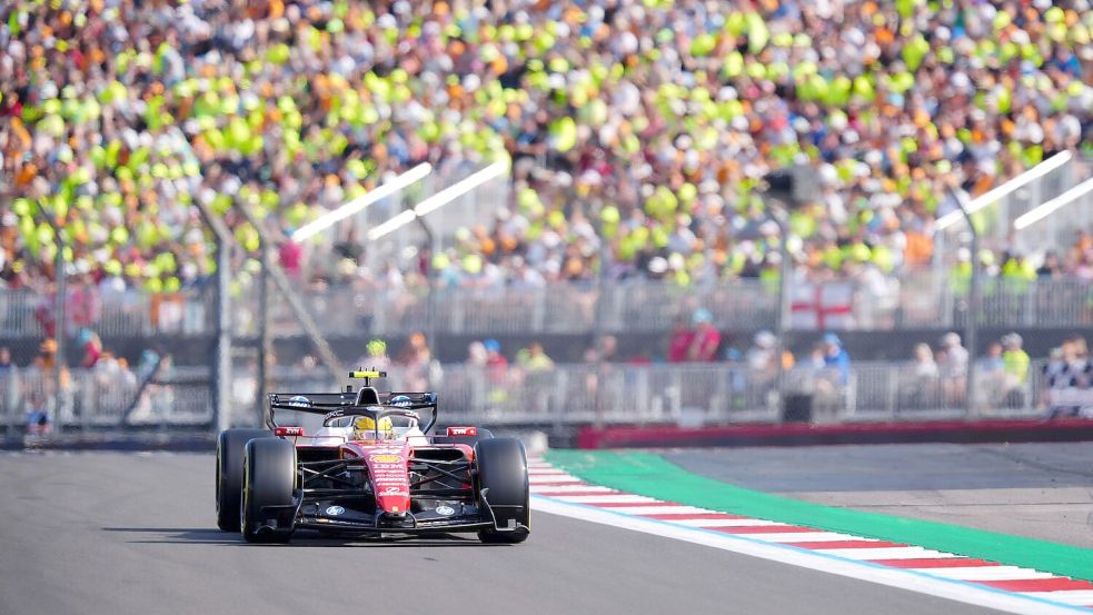 Lewis Hamilton gibt in Silverstone den Ton an. Foto: David Davies