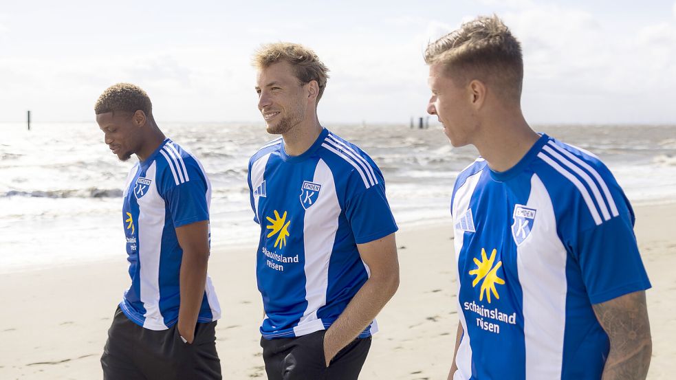 Jubes Ticha, Peer Mahncke und Luc Ihorst (von links) trafen sich an der Knock zu einem Fotoshooting im neuen Heimtrikot der Emder. Foto: Kickers Emden