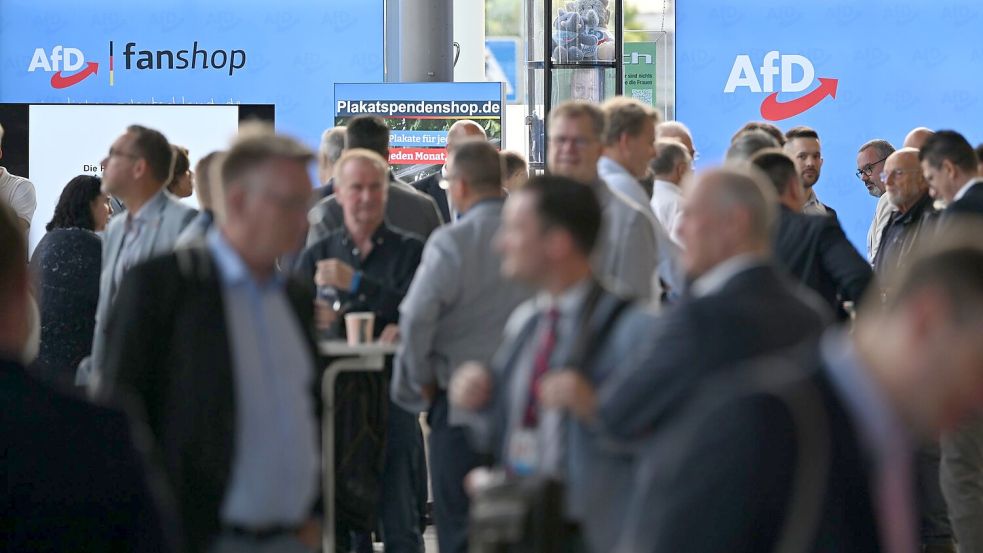 Warten, bevor der Parteitag losgeht: AfD-Delegierte in Erfurt. Foto: Martin Schutt/dpa
