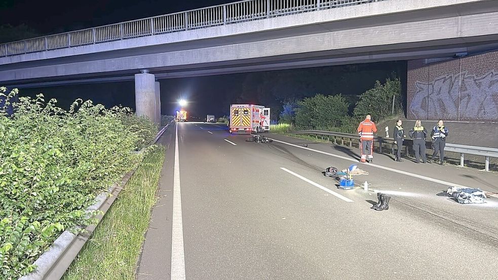 Ein Motorradfahrer ist am späten Freitagabend, 3. Juli 2026, bei einem Unfall auf der Autobahn 28 in Höhe Filsum schwer verletzt worden. Foto: Feuerwehr