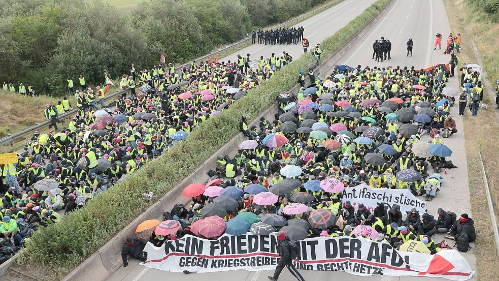 Demonstranten blockieren zeitweise die Autobahn A71 bei Erfurt. Foto: Michael Reichel/dpa