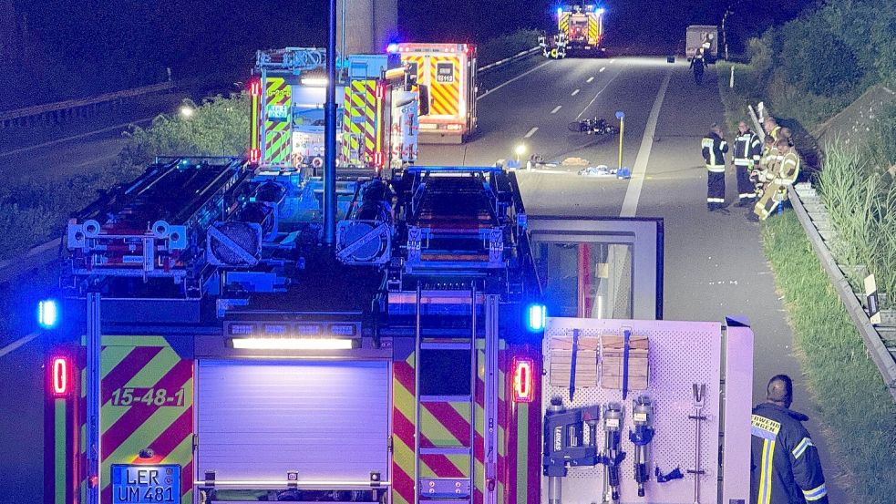 Ein Motorradfahrer ist am späten Freitagabend, 3. Juli 2026, bei einem Unfall auf der Autobahn 28 in Höhe Filsum schwer verletzt worden. Foto: Feuerwehr