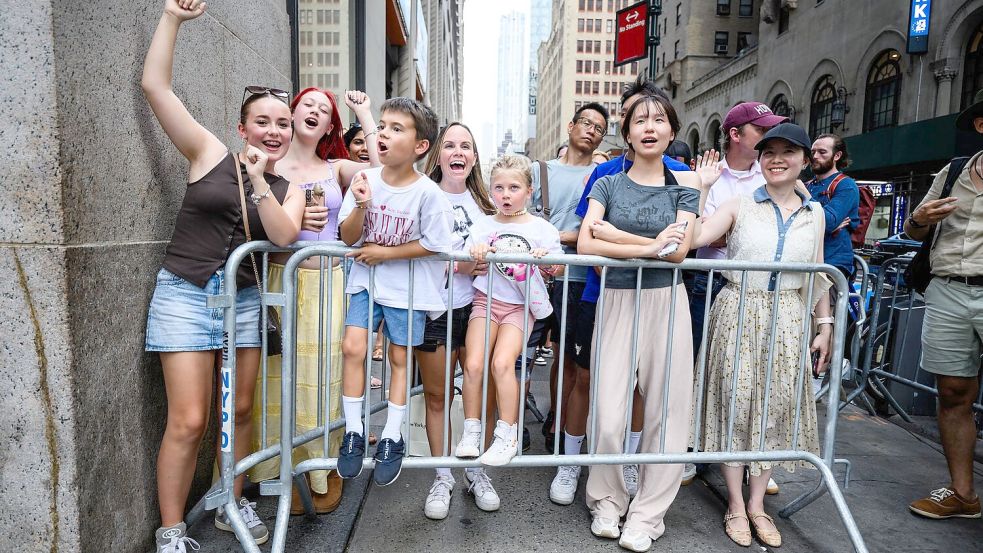 Viele Swifties reisten extra an, um vor der Halle mit anderen Fans mitzufiebern. Foto: Tom Weller