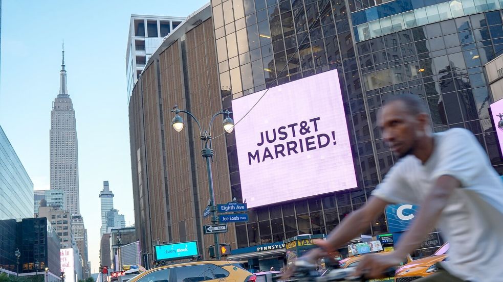 Auf Bildschirmen rund um den Madison Square Garden erschien die Aufschrift: „Just&t Married“. Foto: Ryan Murphy/AP/dpa