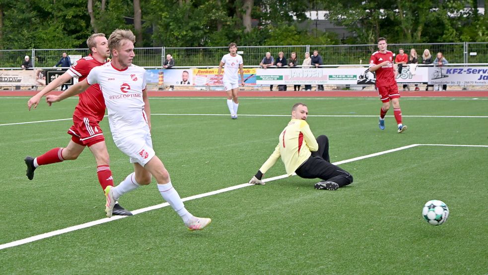 Marek Akkermann erzielt in dieser Szene den Treffern zum 0:2. Fotos: Steenhoff