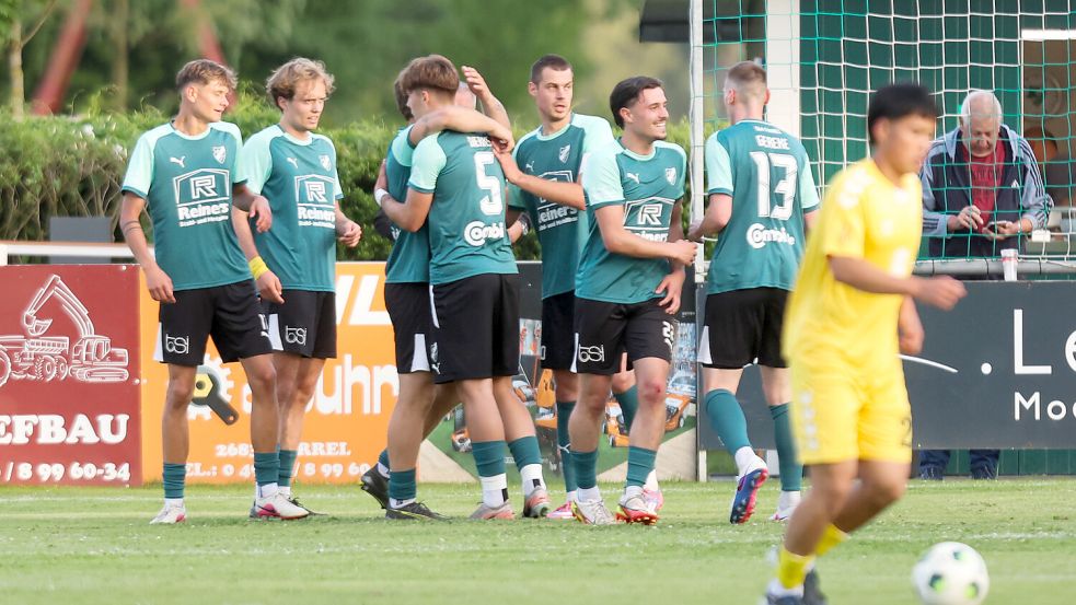 GW Firrel feierte eine dicke Überraschung. In dieser Szene jubeln die Firreler nach dem 1:0 von Tristan Darsow (Zweiter von links).