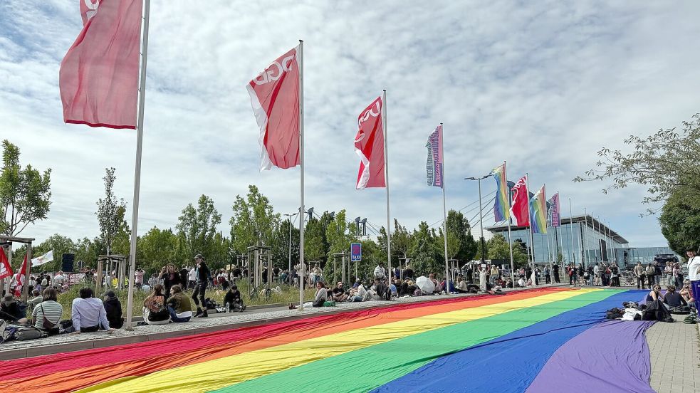 Weitgehend friedlicher Protest vor dem Tagungsort der AfD auf dem Erfurter Messegelände. Foto: Sarah Knorr