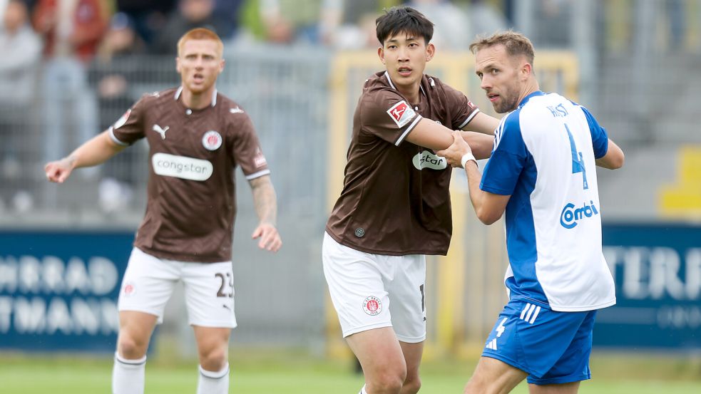 Fabian Herbst (rechts) trifft mit Kickers Emden am Samstag auf den FC St. Pauli. Foto: Jens Doden/Emden