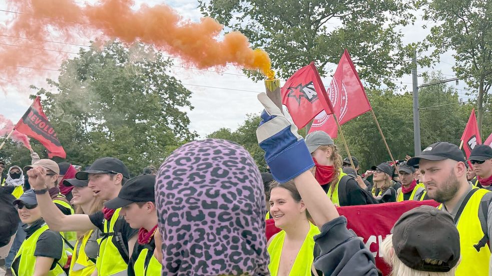 Demonstranten haben Rauchfackeln angezündet. Foto: Sven Kaeuler