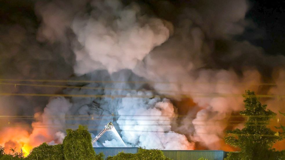 Einsatzkräfte der Feuerwehr bekämpfen den Brand auf dem Stuttgarter Großmarkt. Foto: Christoph Schmidt