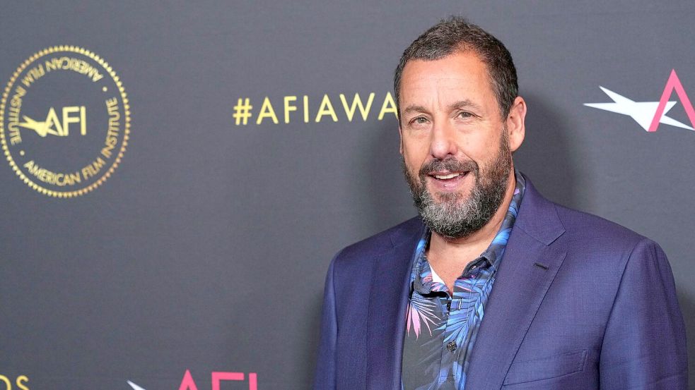 Schauspieler Adam Sandler führte durch die Zeremonie. (Archivbild) Foto: Chris Pizzello/Invision/AP/dpa