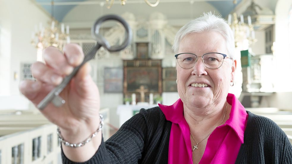 Klara Krüger hält den Schlüssel in die Kamera, mit dem sie über viele Jahre die Amdorfer Kirche aufgeschlossen hat. Foto: Klaus Ortgies