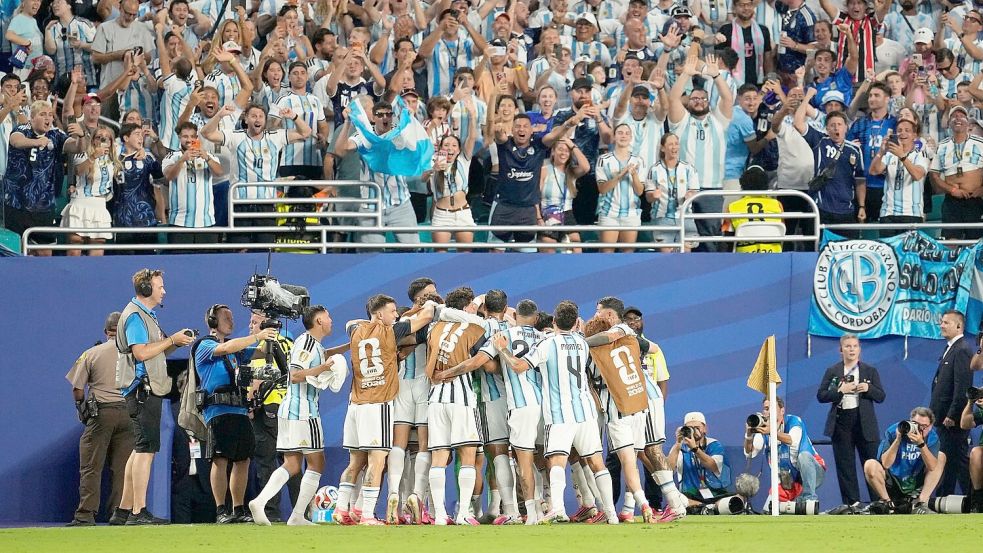 Argentinien jubelt: Gegen Kap Verde reichte es zu einem 3:2 nach Verlängerung. Foto: George Walker IV